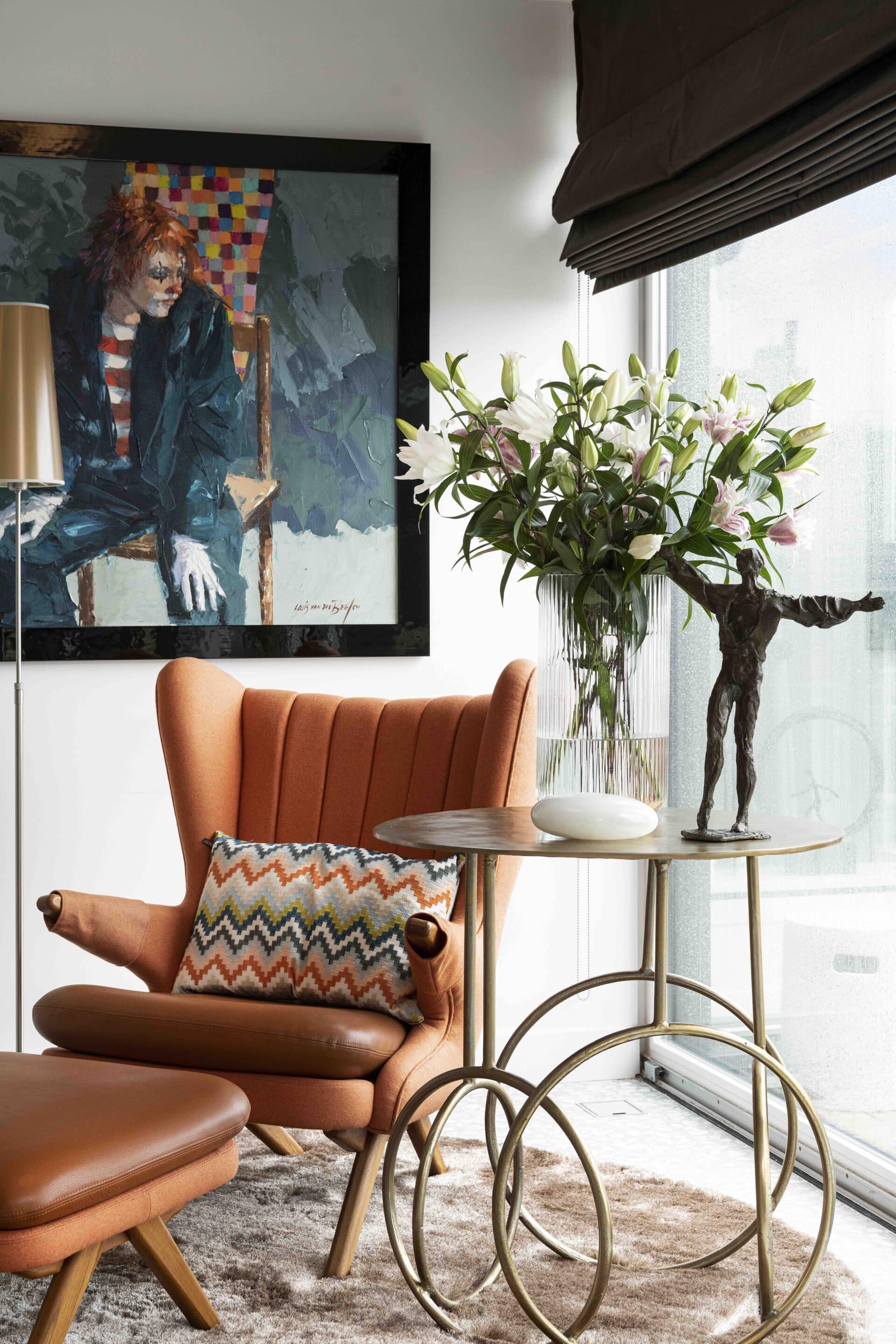 oranje stoel, bijzettafel, plant, schilderij