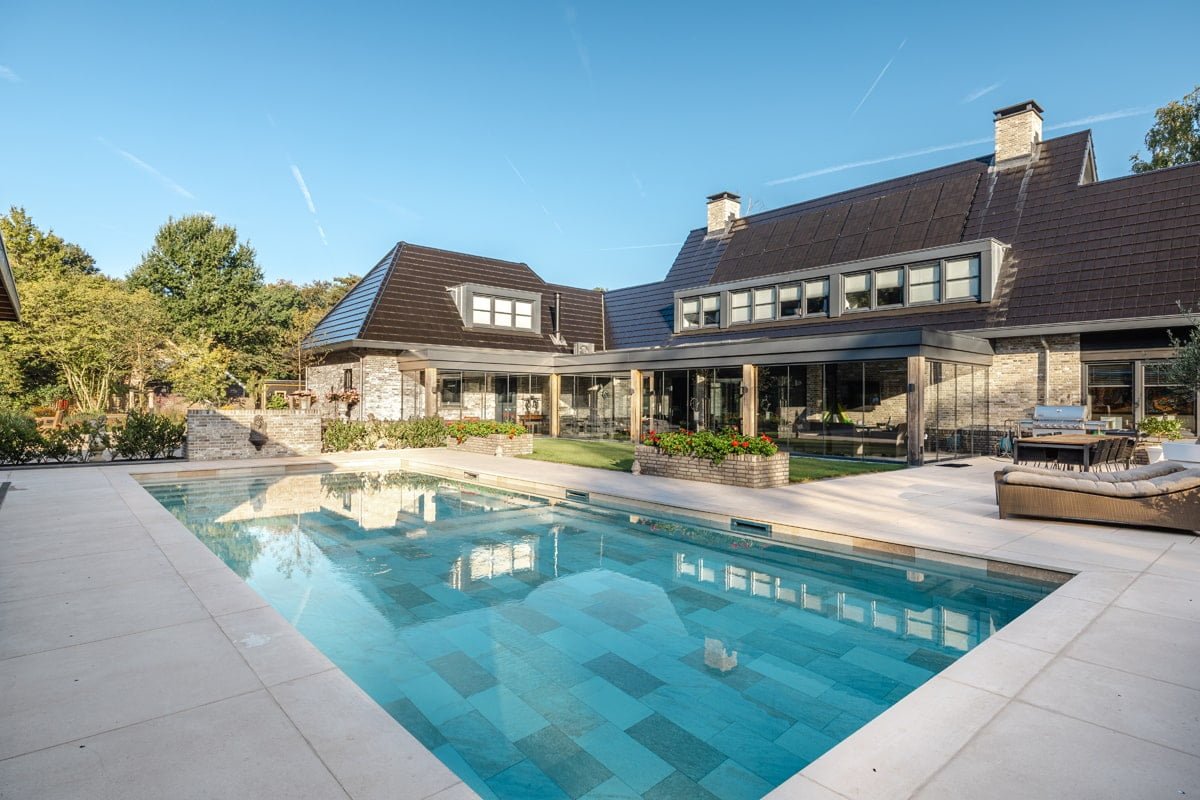 project_2024_Waterstijl_Residentieel buitenbad in strakke loungetuin zwembad