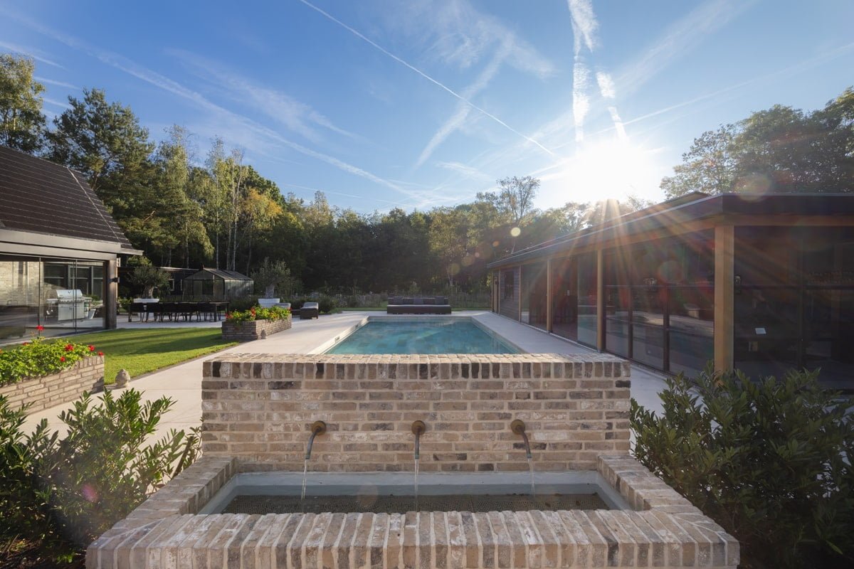 project_2024_Waterstijl_Residentieel buitenbad in strakke loungetuin zwembad