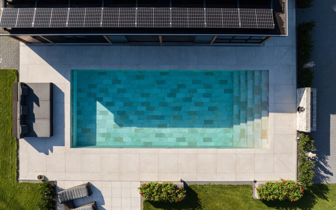 Residentieel buitenbad in strakke loungetuin