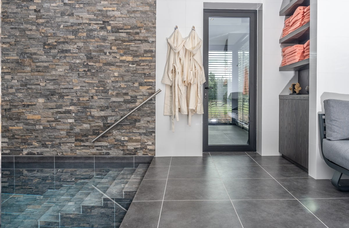 Project_2024_Waterstijl_Sfeervol betonnen binnenbad met wellnessgevoel zwembad