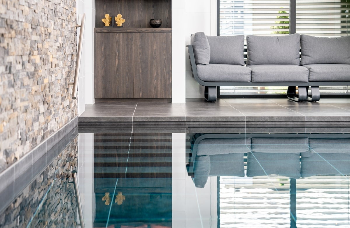 Project_2024_Waterstijl_Sfeervol betonnen binnenbad met wellnessgevoel zwembad