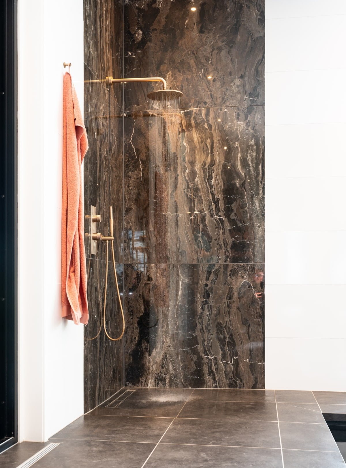 Project_2024_Waterstijl_Sfeervol betonnen binnenbad met wellnessgevoel douche