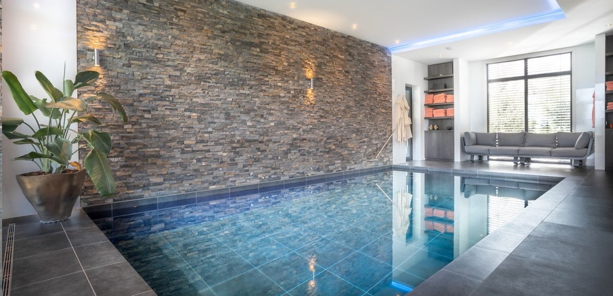 Project_2024_Waterstijl_Sfeervol betonnen binnenbad met wellnessgevoel zwembad