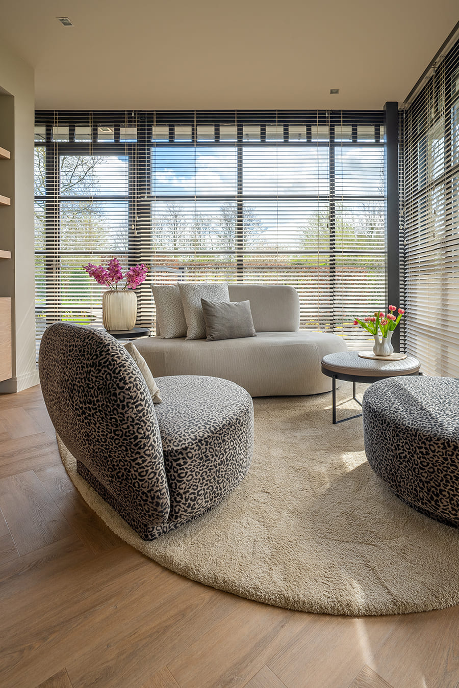 Project_2024_Zonnelux_BINNENKIJKEN BIJ EEN MODERNE VILLA MET NATUURLIJKE TINTEN bank