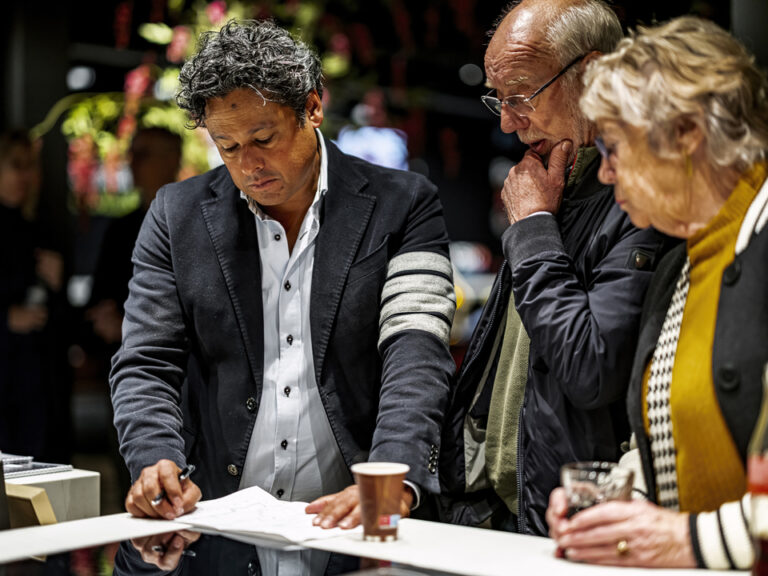 Bezoekers op een stand op de EXCELLENT woonbeurs