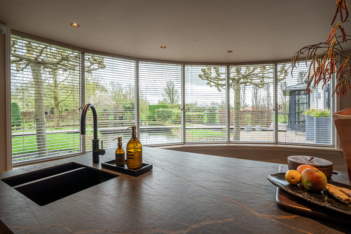 Project_2024_Zonnelux_BINNENKIJKEN BIJ EEN MODERNE VILLA MET NATUURLIJKE TINTEN keuken