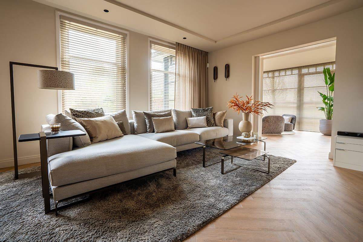Project_2024_Zonnelux_BINNENKIJKEN BIJ EEN MODERNE VILLA MET NATUURLIJKE TINTEN bank