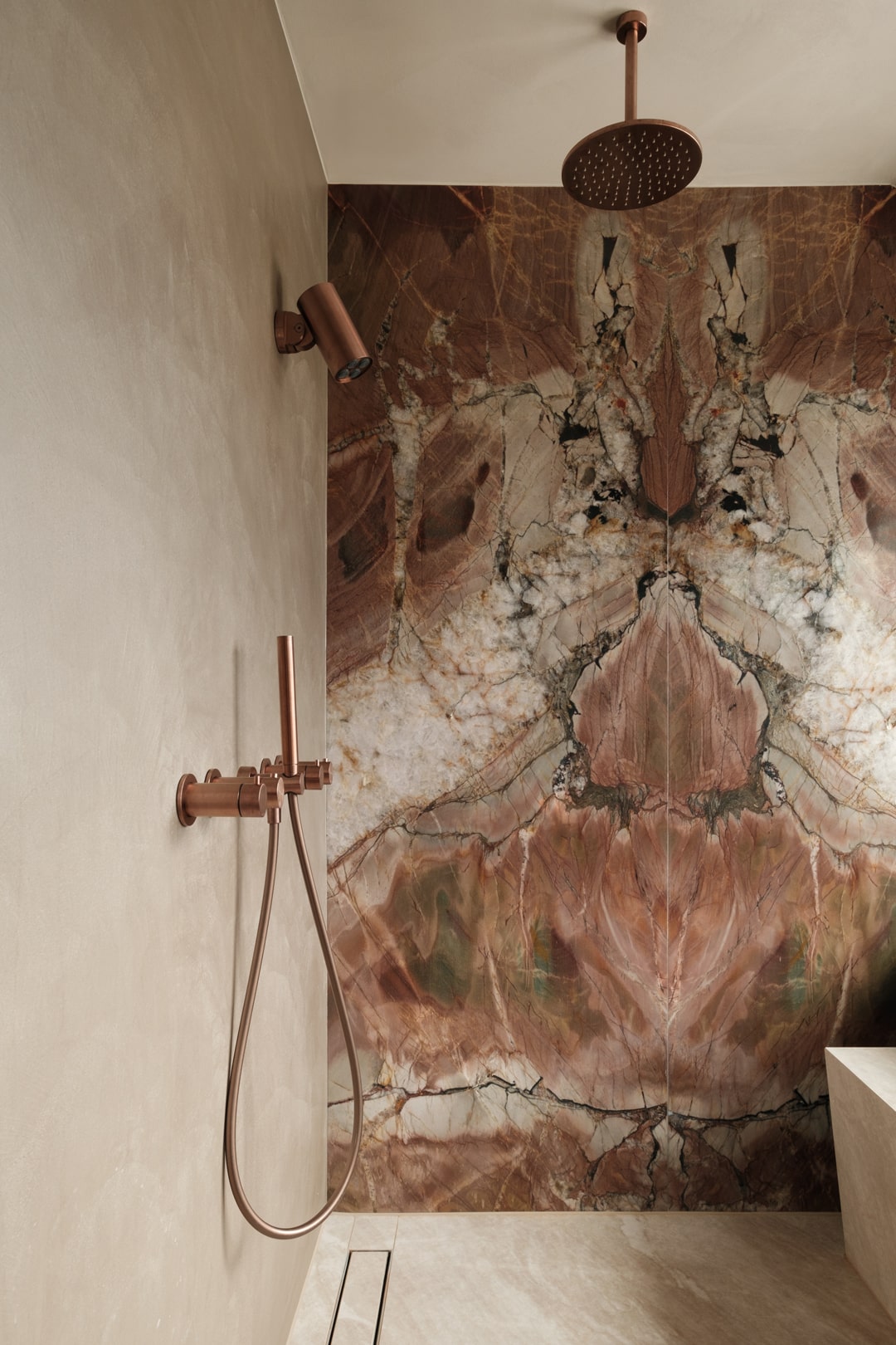 douche badkamer wand marmer