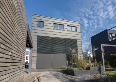 Kubuswoning met kantelbare lamellen