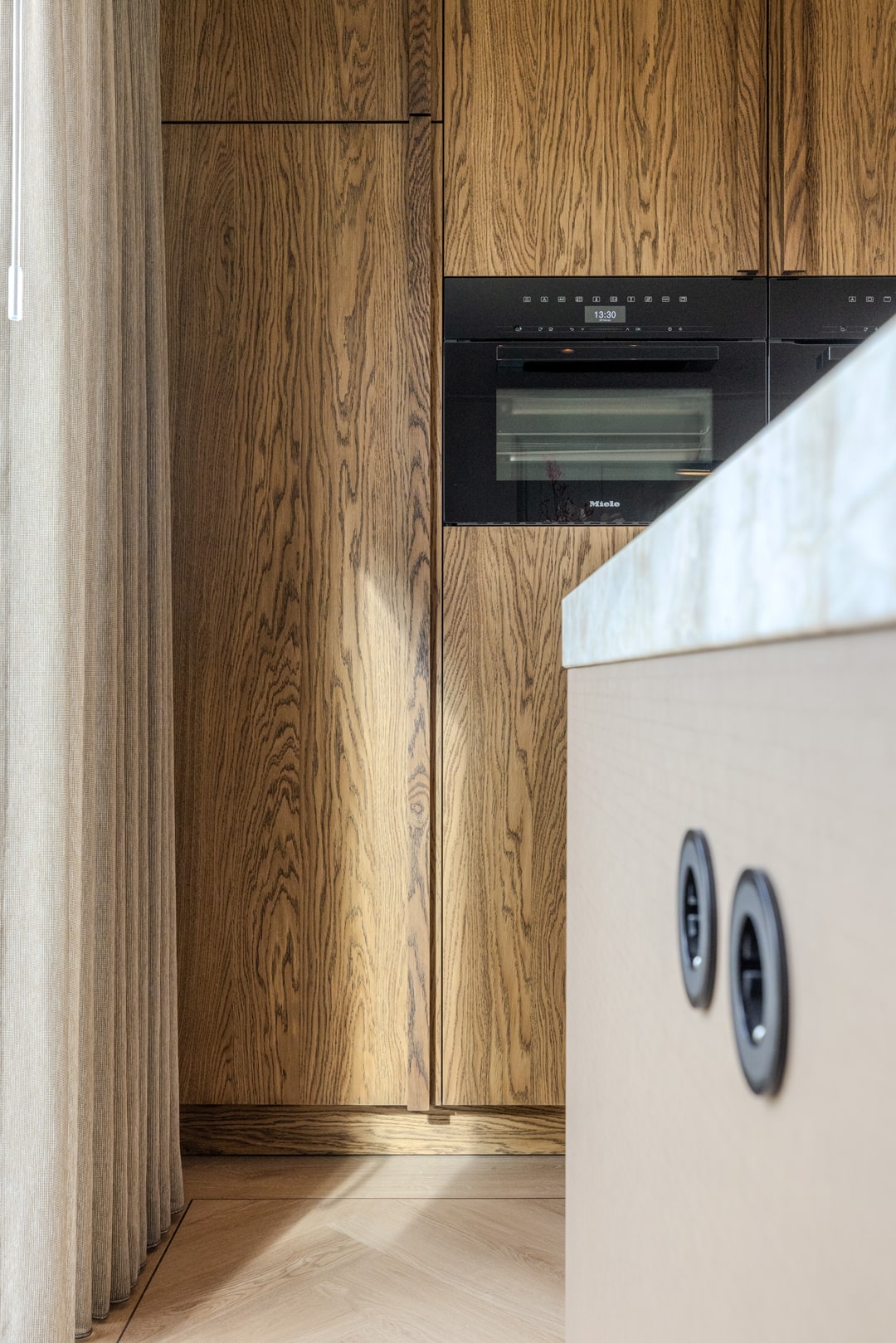 houten keuken met marmerblad
