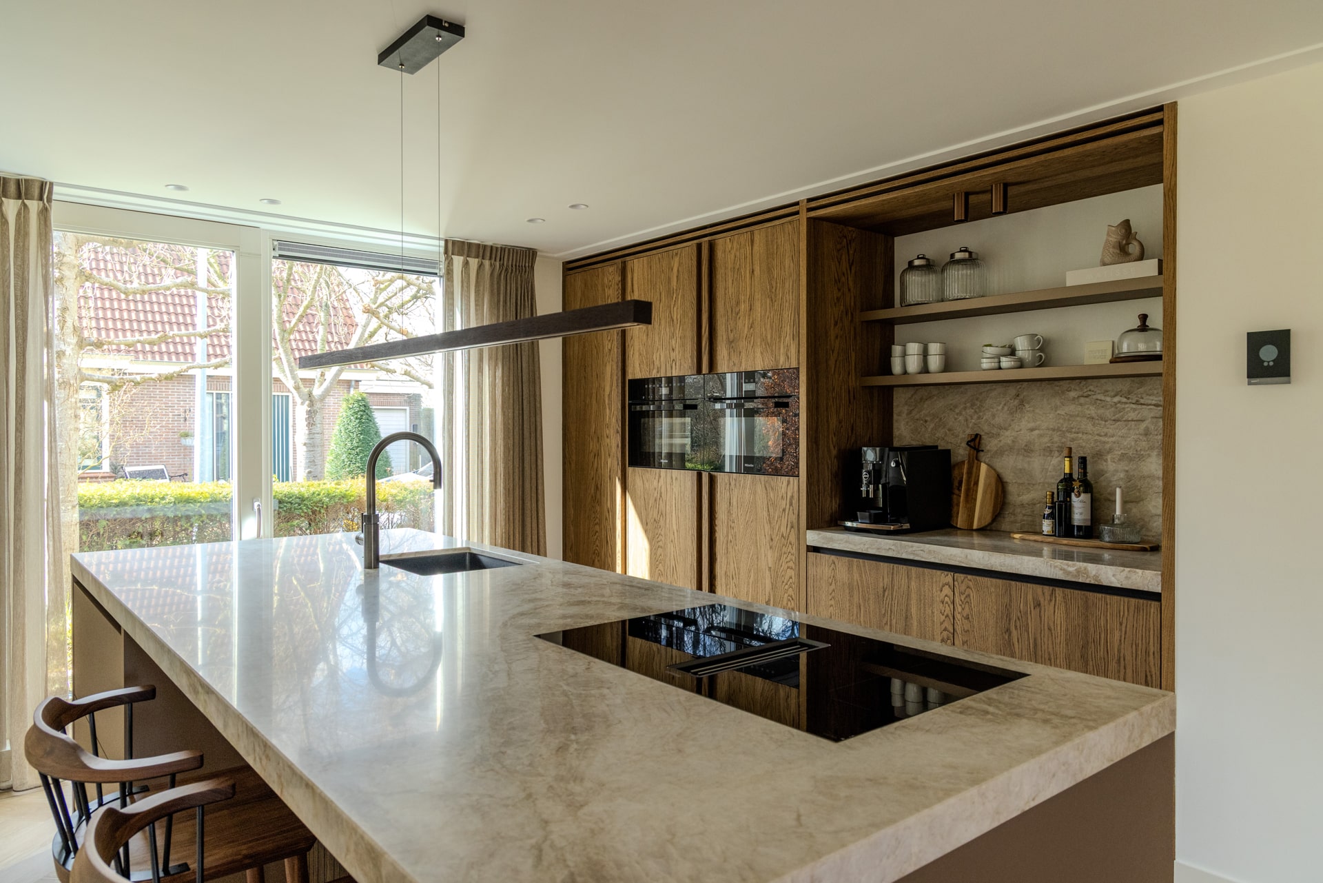 houten keuken met marmerblad