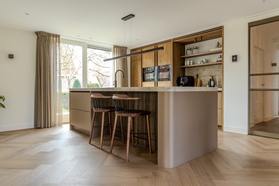 houten keuken met marmerblad