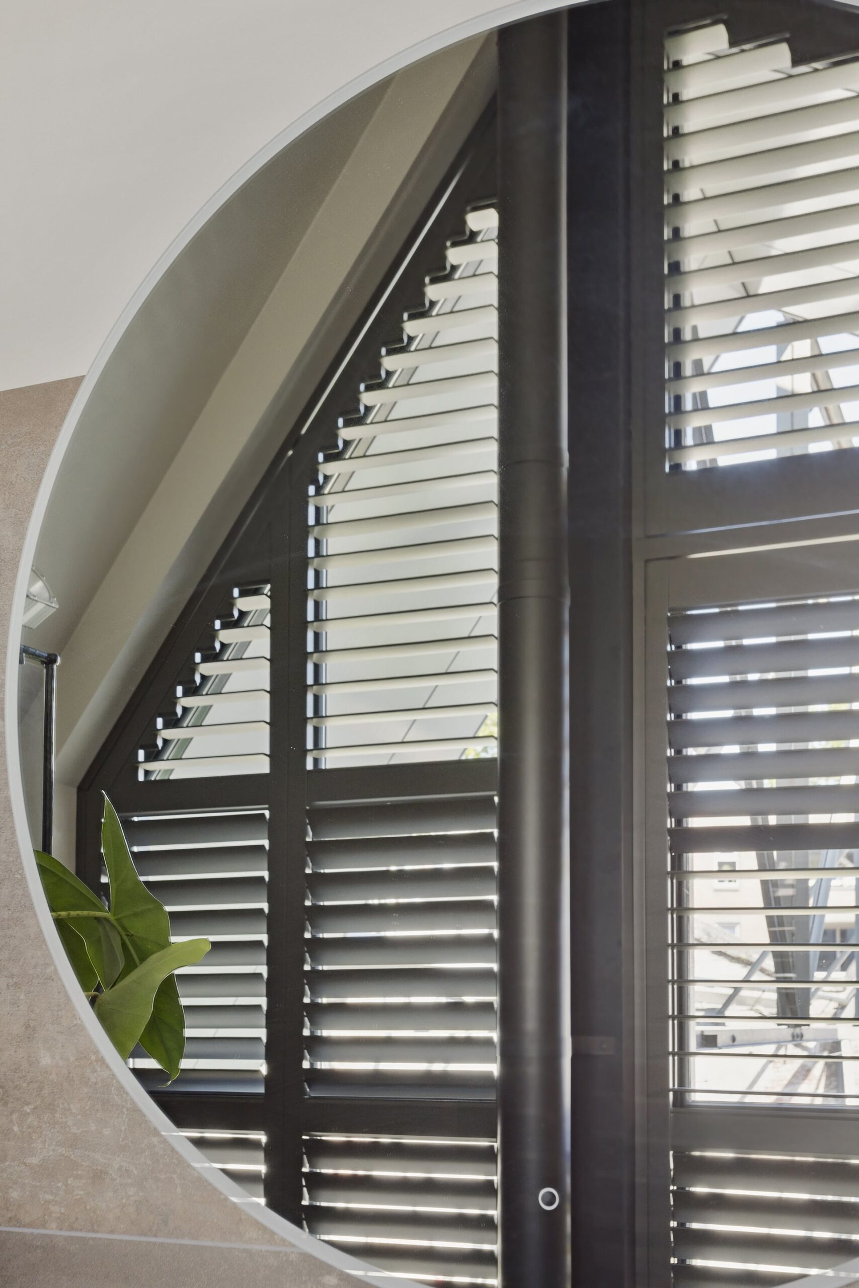 project_2025_zonnelux_Shutters: de ideale raamdecoratie voor jouw bijzondere raamvorm zonwering