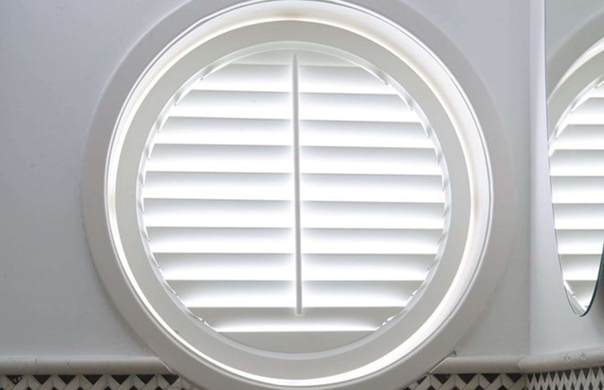 project_2025_zonnelux_Shutters: de ideale raamdecoratie voor jouw bijzondere raamvorm zonwering