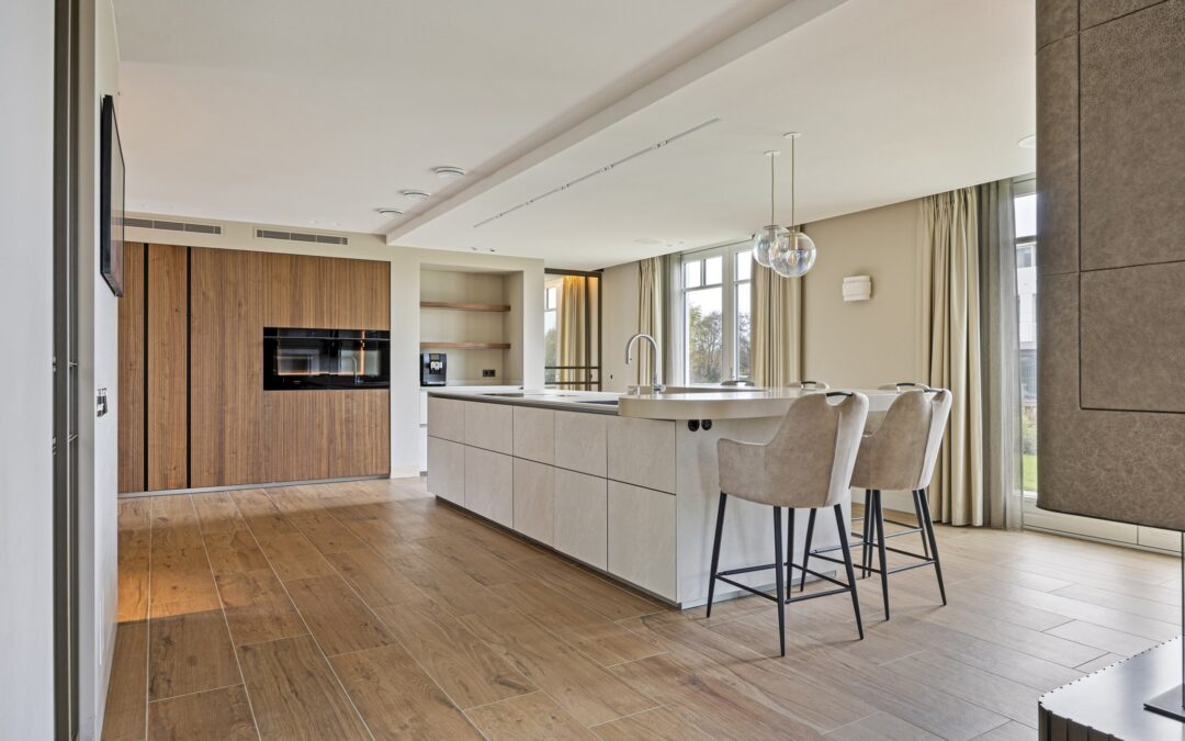 Beige keramiek keuken met zen uitstraling