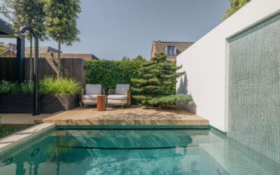 Stadstuin met mozaïek plunge pool
