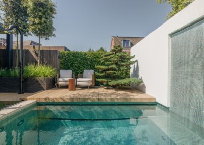 Stadstuin met mozaïek plunge pool