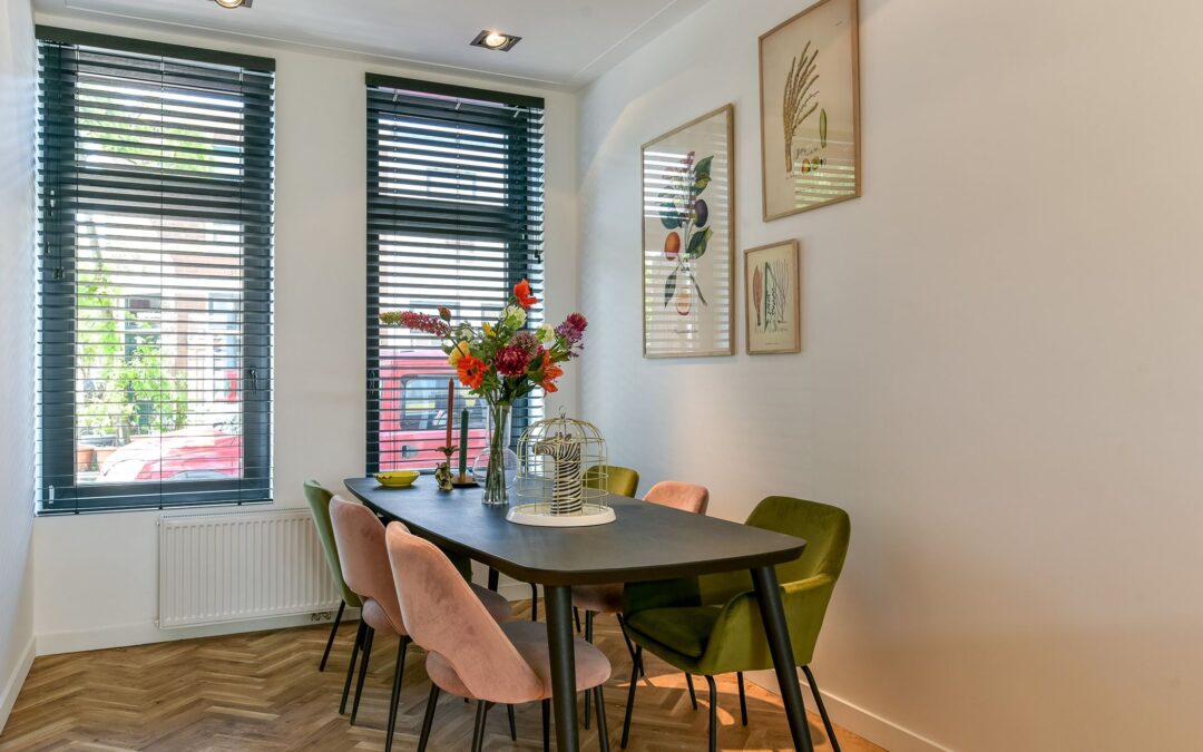 Praktisch en karakteristiek: houten raamdecoratie voor draai-kiepramen