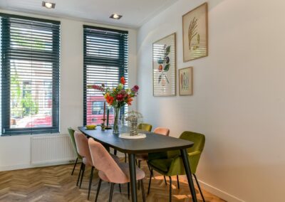 Praktisch en karakteristiek: houten raamdecoratie voor draai-kiepramen