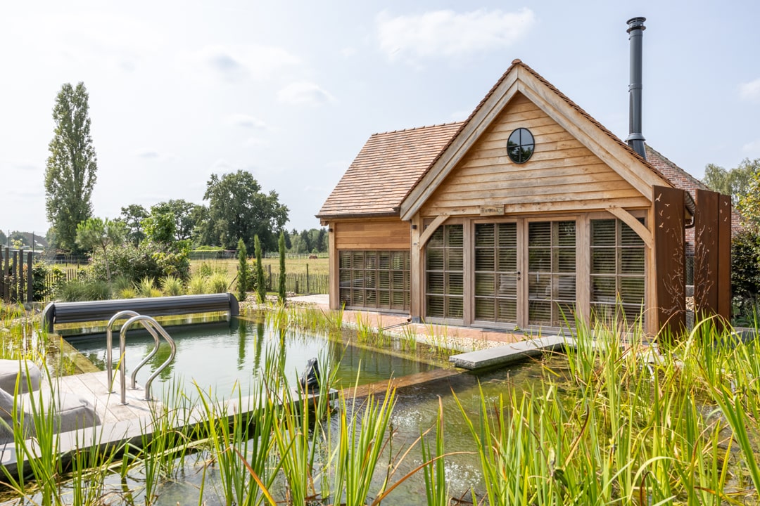 houten huis met shutters