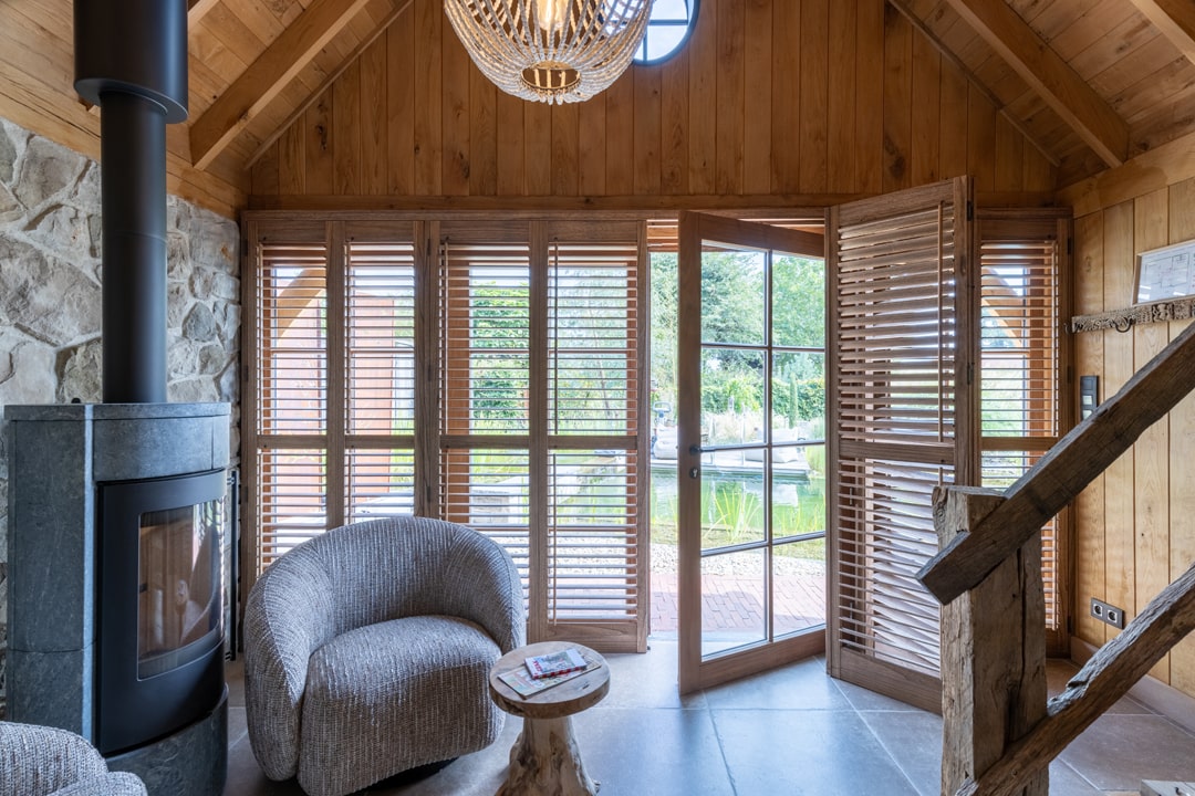 houten huis met shutters