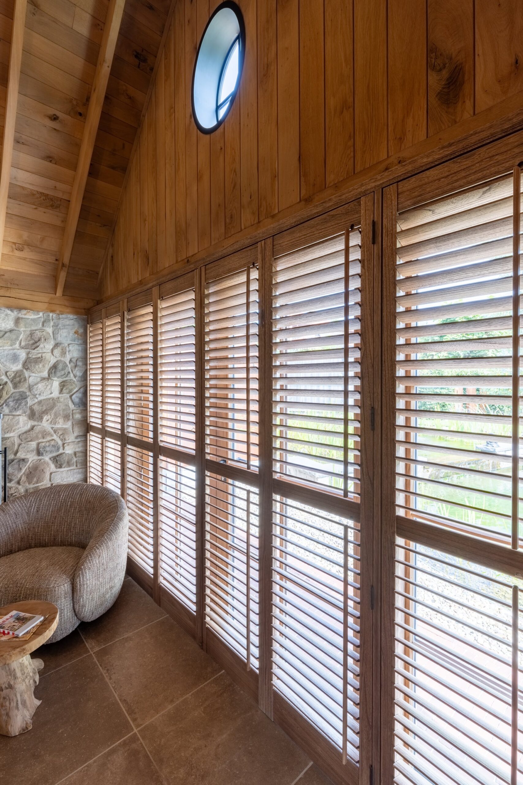houten huis met shutters