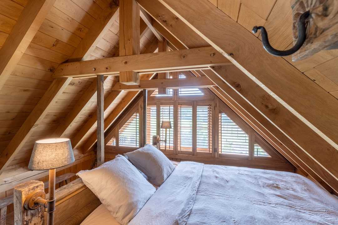 houten huis met shutters