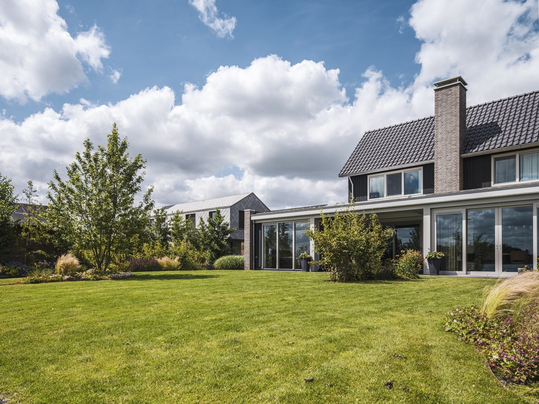 vrijstaande woning met grasveld