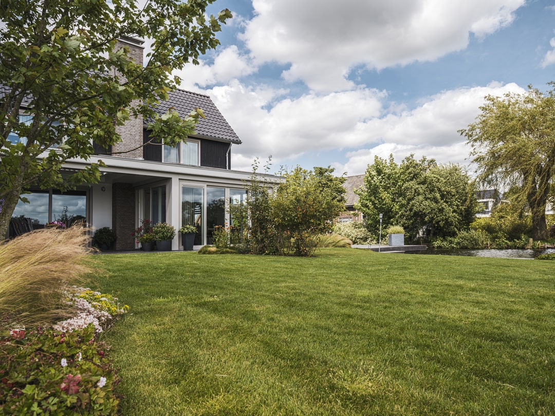 vrijstaande woning met grasveld