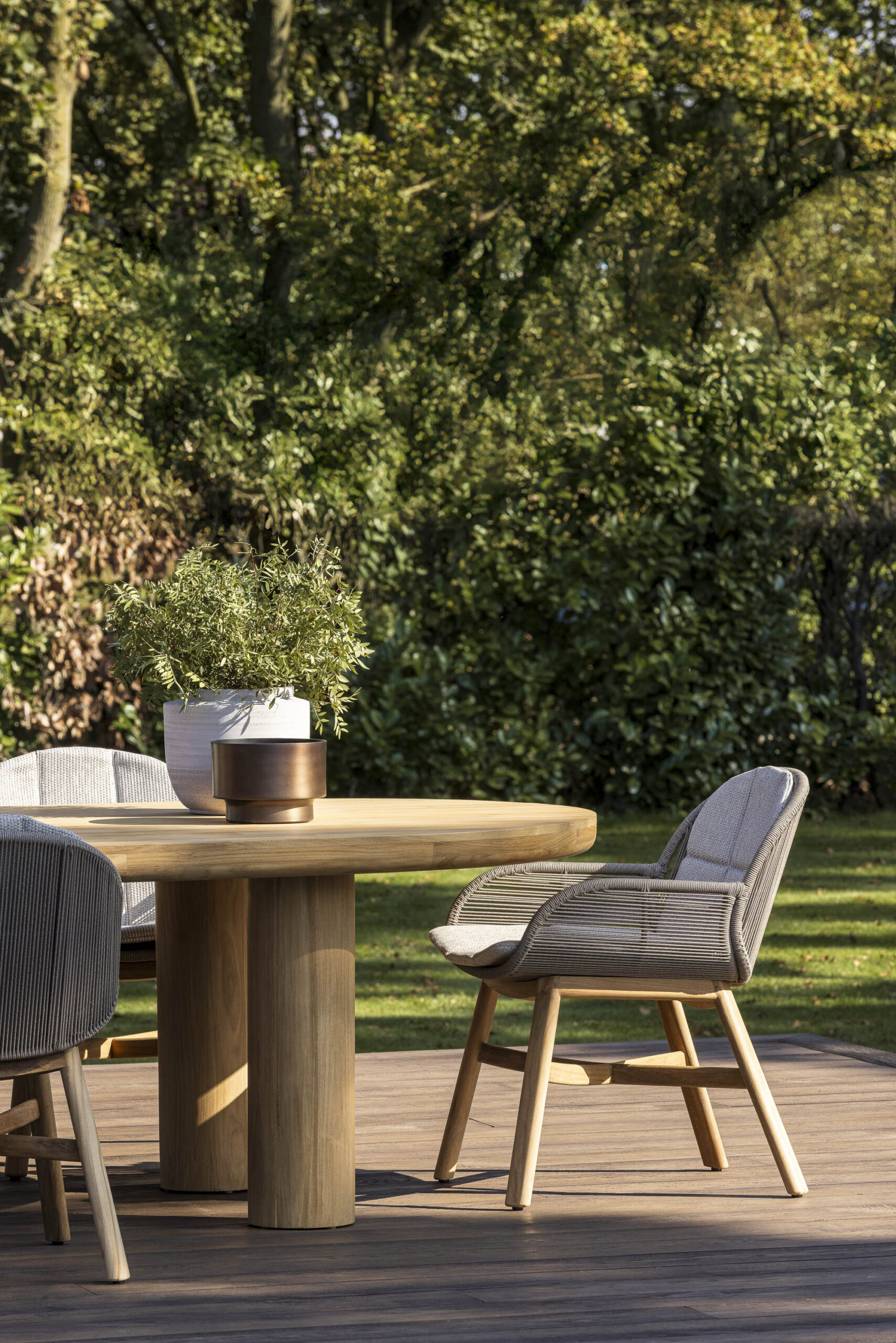 2026 BOREK frame teak rope sepia grey Dining chair Barrel teak Table teardrop Bolzano 2 scaled EXCELLENT magazine