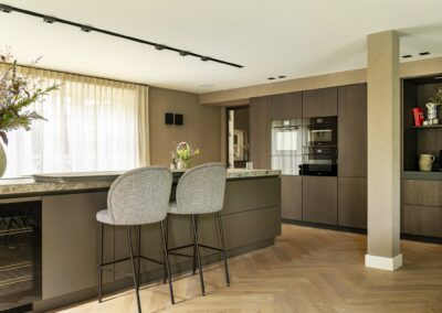 Ton sur ton keuken als centraal punt van de woonruimte
