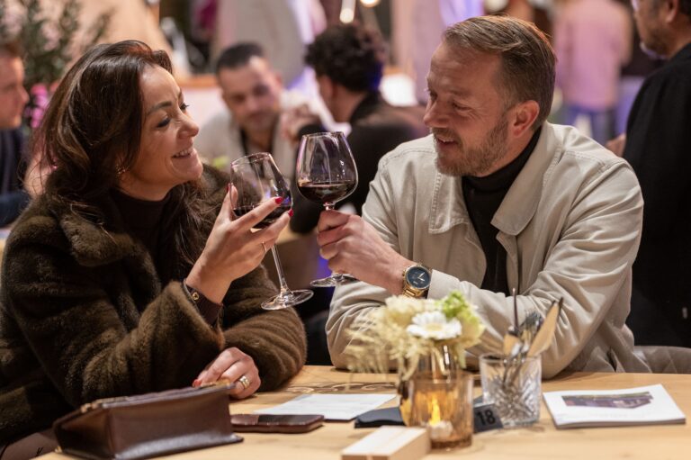 Gasten tijdens een avond op de beurs
