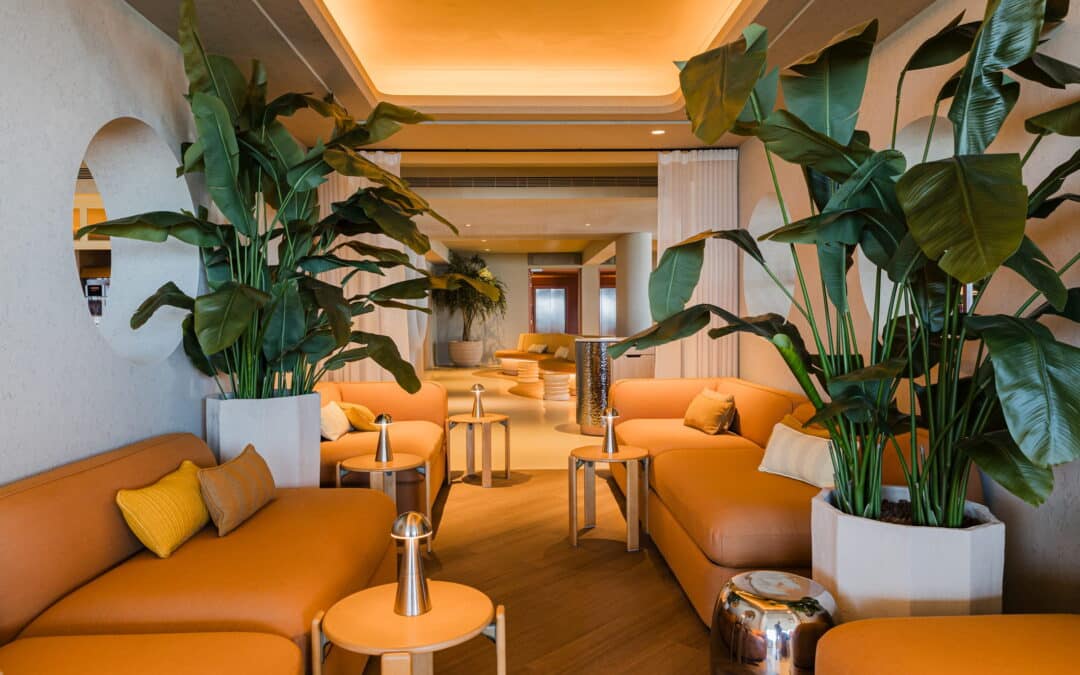Carlton Beach Hotel: tijdloze luxe aan zee, verfijnd door licht en geluid