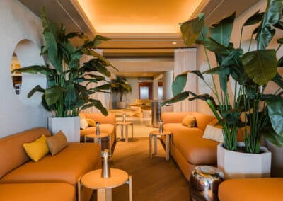 Carlton Beach Hotel: tijdloze luxe aan zee, verfijnd door licht en geluid