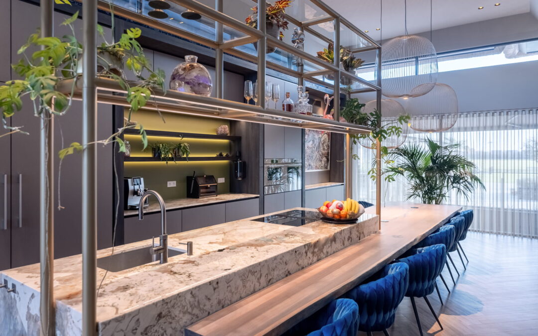 Luxe geplaatste Mereno keuken met Bokmerk achterwand