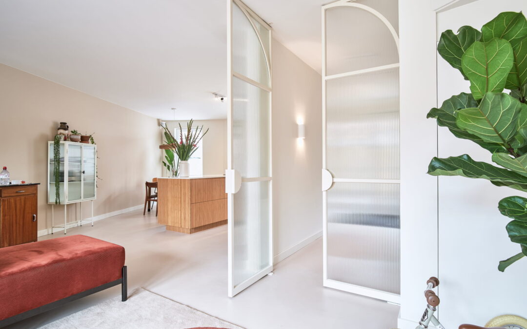 Witte stalen taatsdeur met canalé glas