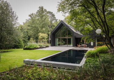 Een exclusief zwart PPCzwembad in harmonie met de natuur