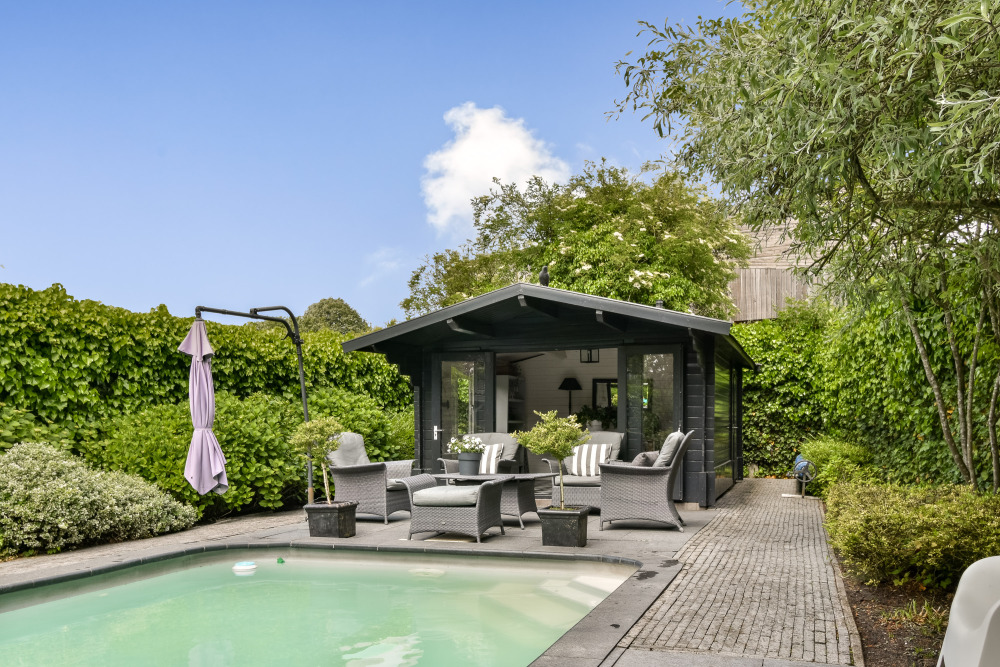 zwembad met poolhouse