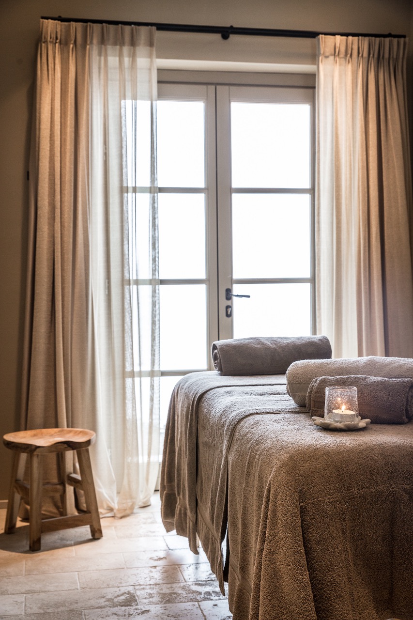 Houten plafond, rode gordijnen, keukentafel met stoelen,