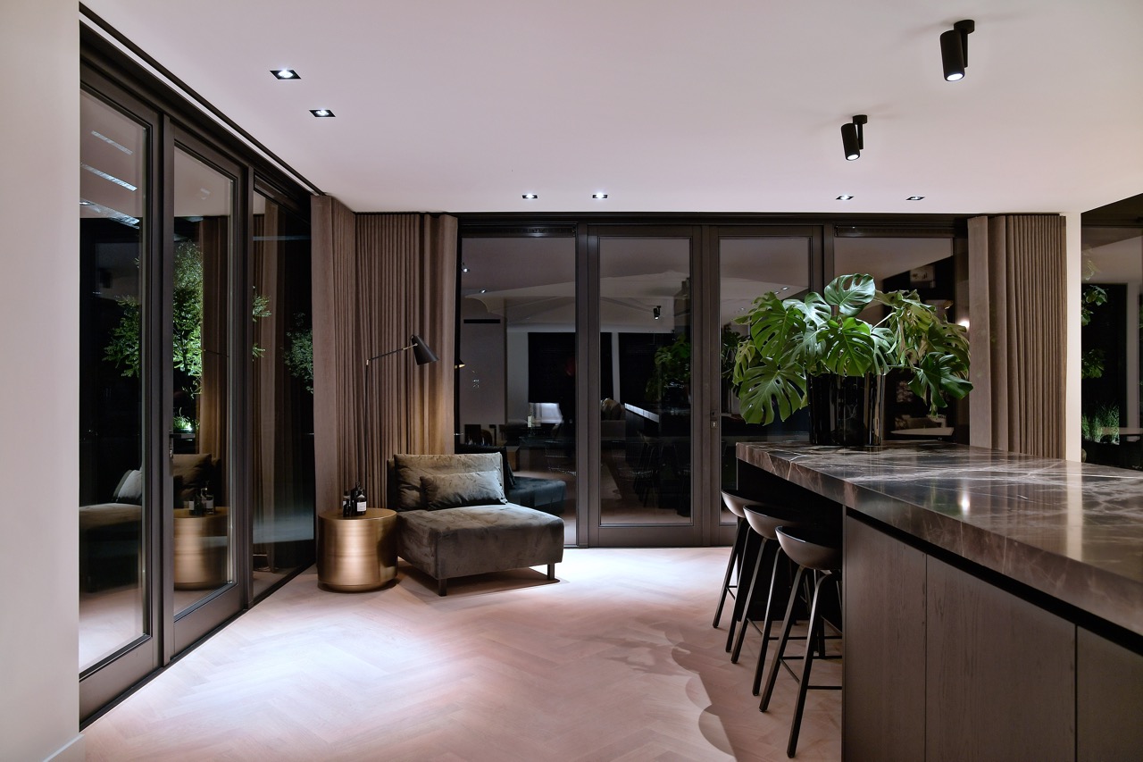 Woonkamer met raambekleding