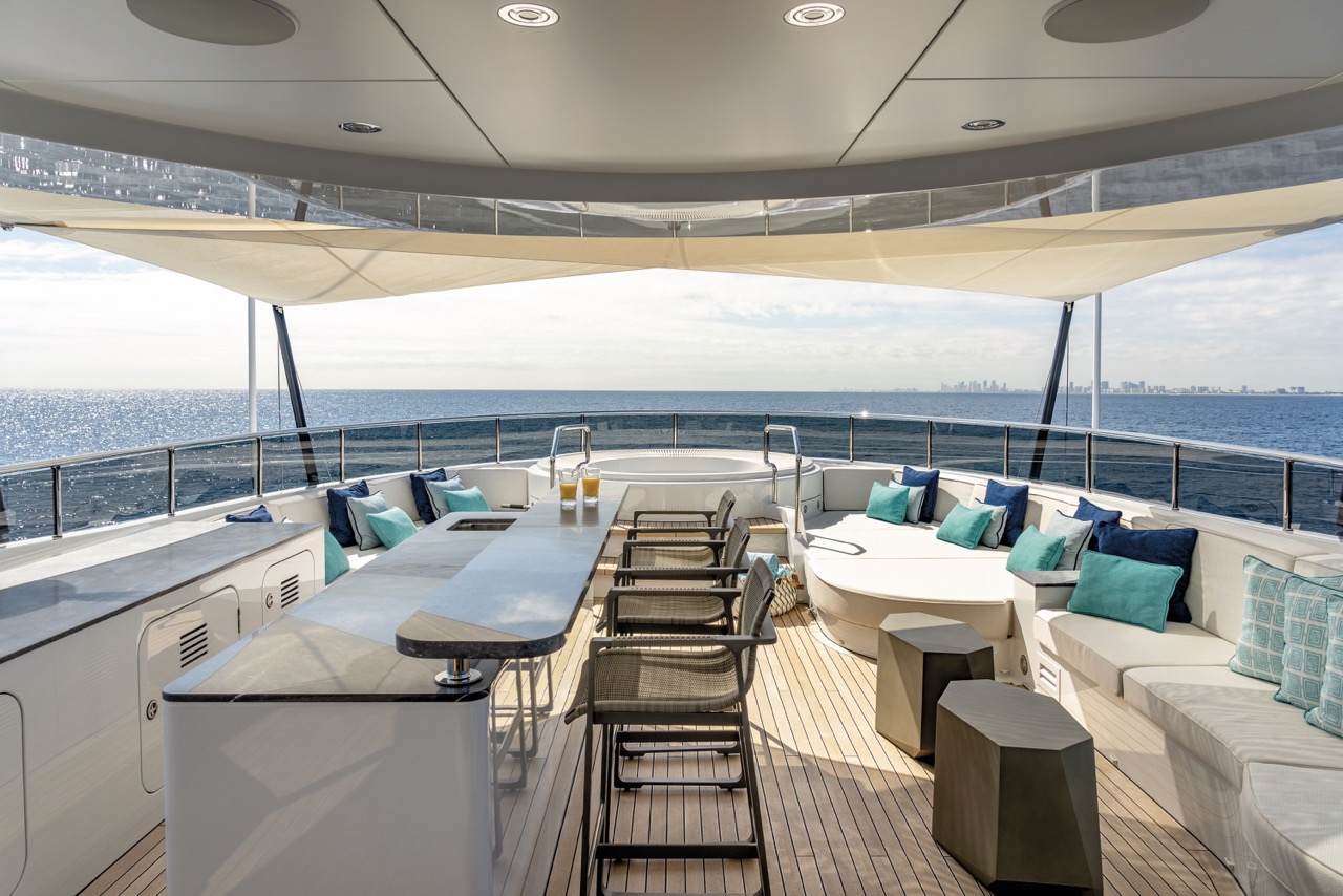Luxe yacht dek