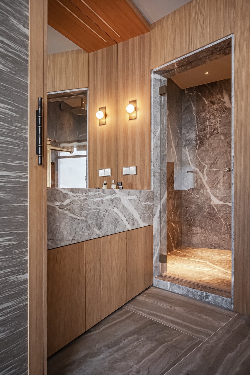 Luxe woonboot badkamer