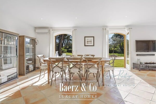 Villa dining room