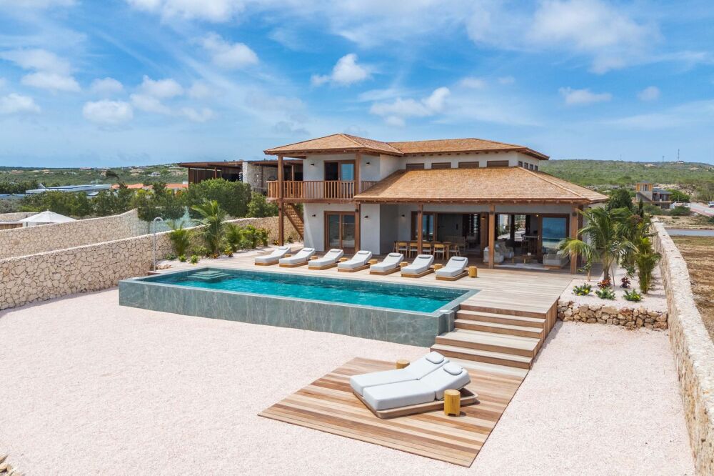 Luxe buitenzwembad