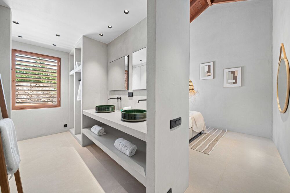 Masterbedroom with bathroom