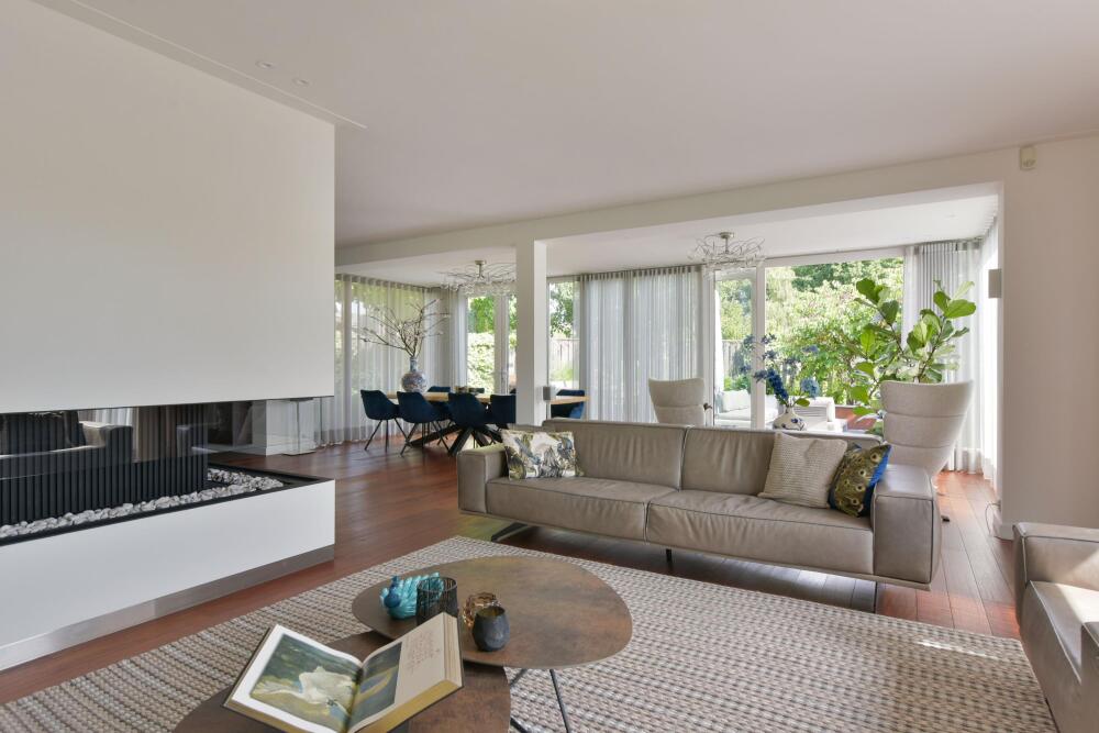 Luxe woonkamer met kachel