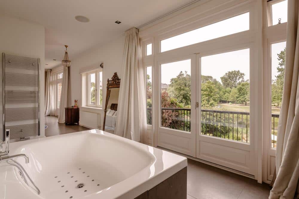 Villa jacuzzi voor raam